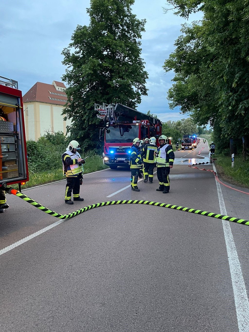 In Nienburg waren am Freitagabend 60 Kameraden und 15 Fahrzeuge im Einsatz.