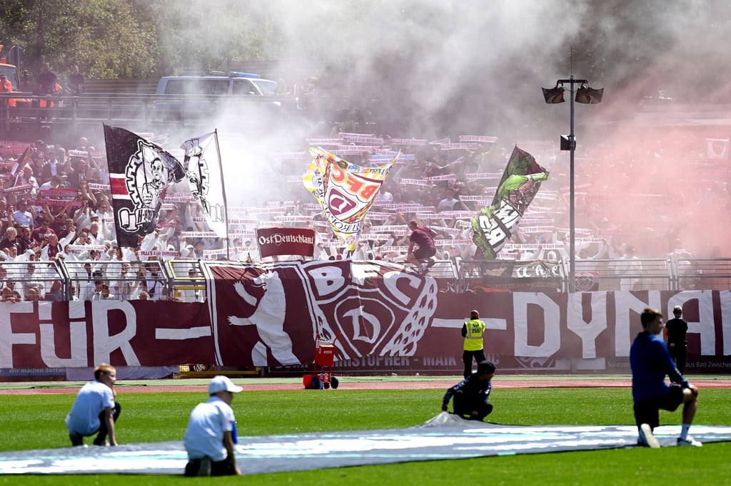 Die Fans vom BFC Dynamo zünden Pyrotechnik im Stadion.