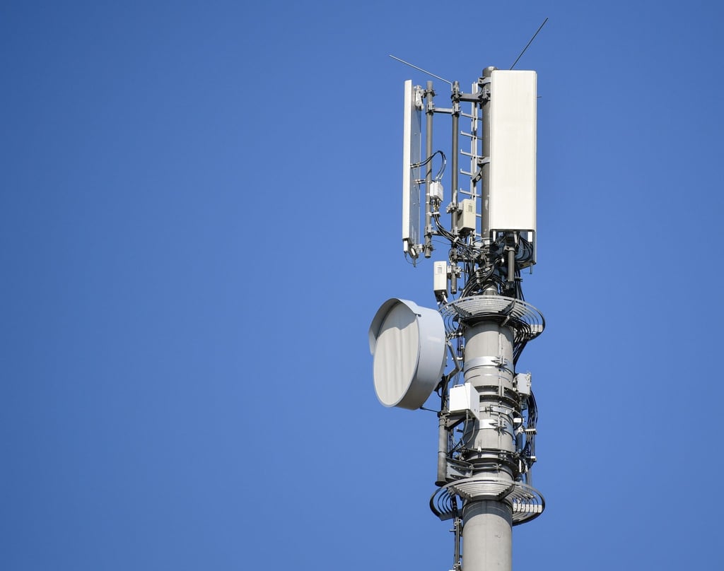 Ein Sendemast für Mobilfunk vor blauem Himmel. Beim Mobilfunk-Ausbau ist der Netzbetreiber Telefónica (O2) einem Bericht zufolge längst noch nicht so weit wie seine Konkurrenten.