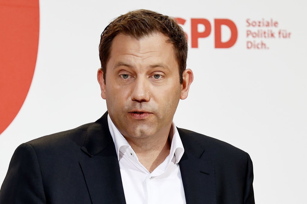 SPD-Chef Lars Klingbeil will vor allem die Mineralölkonzerne als Krisen- und Kriegsgewinner besteuern.