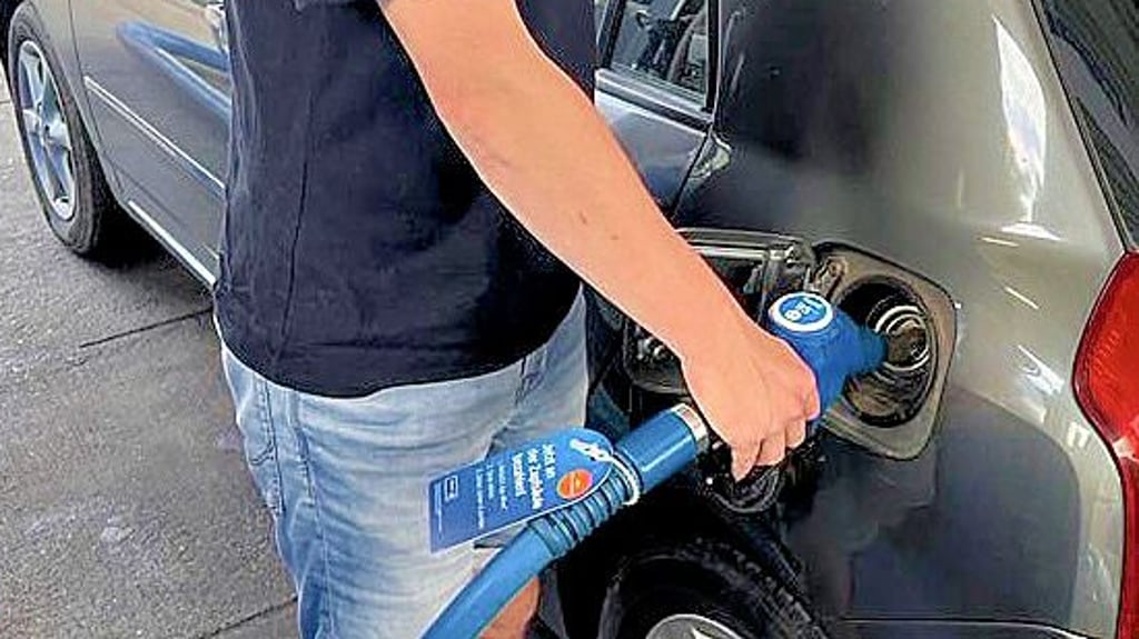 Beim Tanken bekommt Christoph Bock schlechte Laune. Nach einem Tag ist der Tankrabatt verpufft.