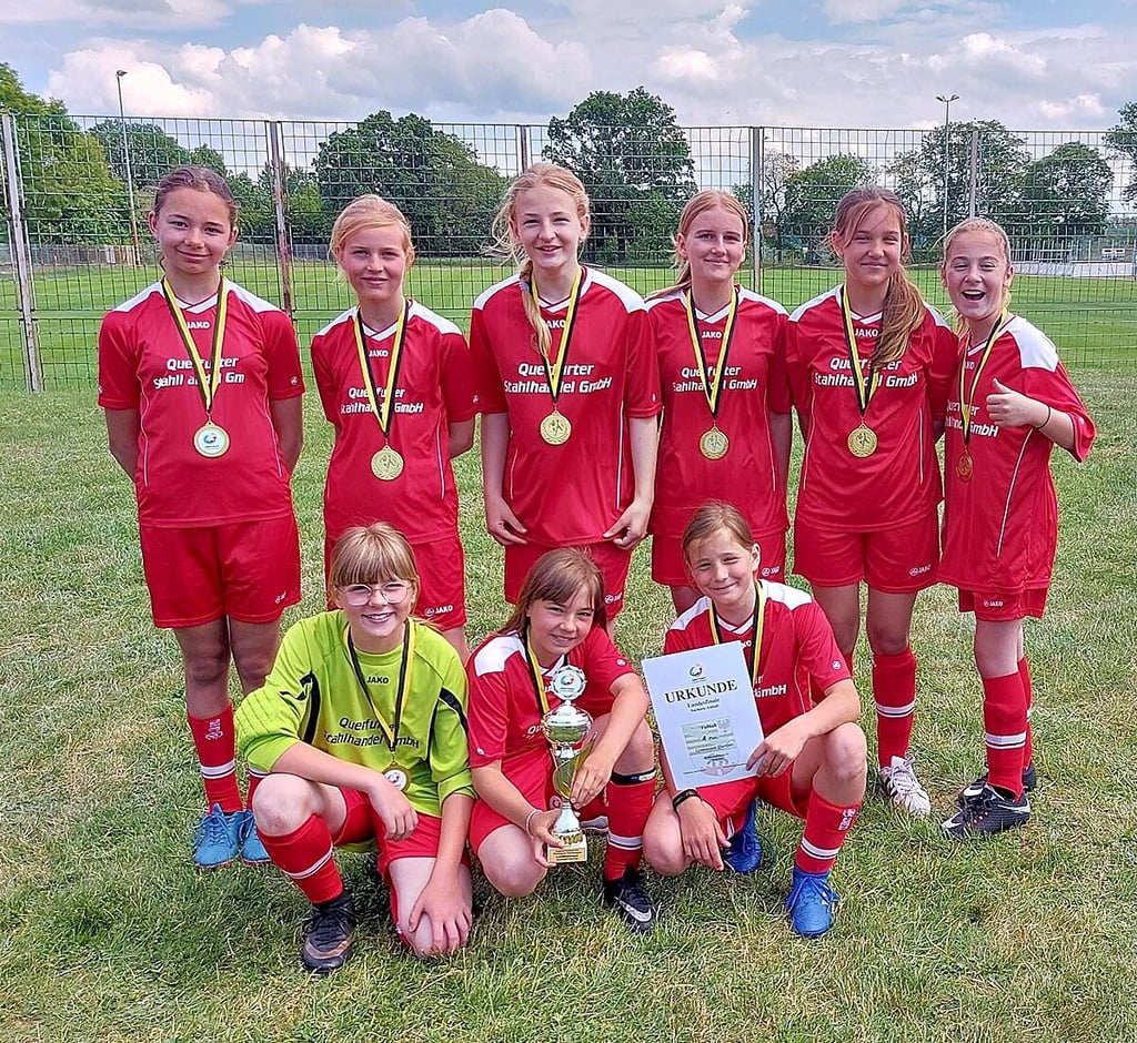 Das erfolgreiche Mädchenteam vom Burgstadtgymnasium: 2. Reihe v.l. Jenniffer Zurek, Neele Wolff, Caroline Müller, Lucy Lorenz, Alma Breuer, Eleonora Fischer, 1. Reihe v.l.: Mia-Sophie Arndt, Kapitänin Melina Felgner, Sally Vogel