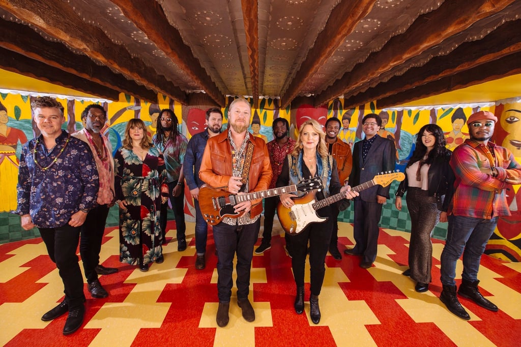 Die Tedeschi Trucks Band um die Soul-Sängerin Susan Tedeschi und den Bluesrock-Gitarrenvirtuosen Derek Trucks (beide M) haben ihr Mammutprojekt „I Am The Moon“ herausgebracht.
