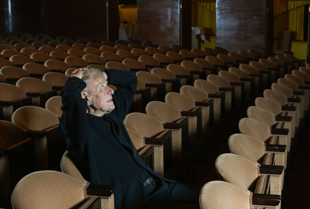 Der Theaterregisseur Claus Peymann sitzt im Berliner Renaissance Theater.