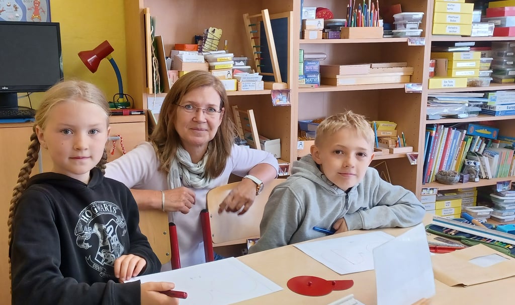 Gundula Pöhlmann-Kneissl mit ihren Grundschülern Elisabeth und Paul bei der Freiarbeit.