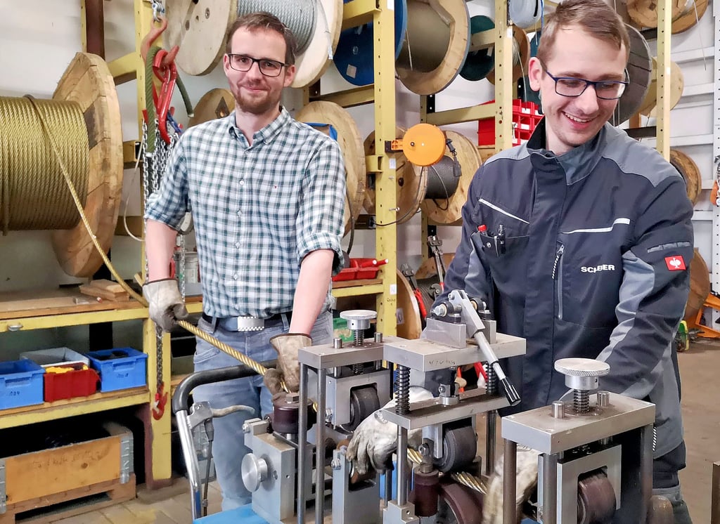 Die beiden gelernten Industriemechaniker Mathias Lewanczik (links) und Patrick Schreiber haben sich mit einem Unternehmen in Rübeland selbstständig gemacht. Noch ist es eine Zwei-Mann-Firma.