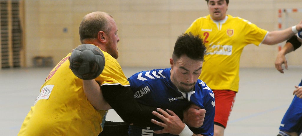 Maximilian Weiß (M.) schraubte im Duell gegen das Sachsen-Anhalt-Liga-Schlusslicht Post SV Magdeburg fleißig an seiner Torquote. 14 Treffer steuerte der Calbenser zum klaren Auswärtserfolg bei und steht mit 214 Toren auf Platz eins der besten Shooter.