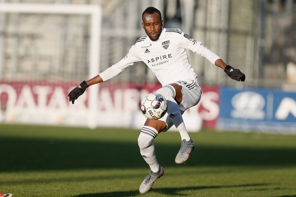 Silas Gnaka schließt sich dem 1. FC Magdeburg an und verstärkt die Defensive des Zweitligisten.