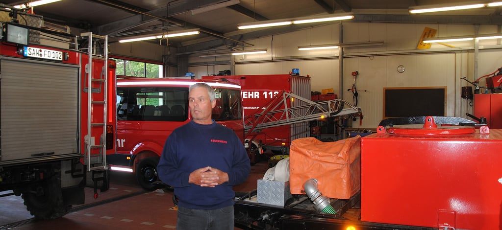 Volker Brauer führte die Mitglieder des Ordnungs- und Feuerschutzausschusses durch das Diesdorfer Feuerwehrhaus und zeigte dabei auch die vorhandene Technik.