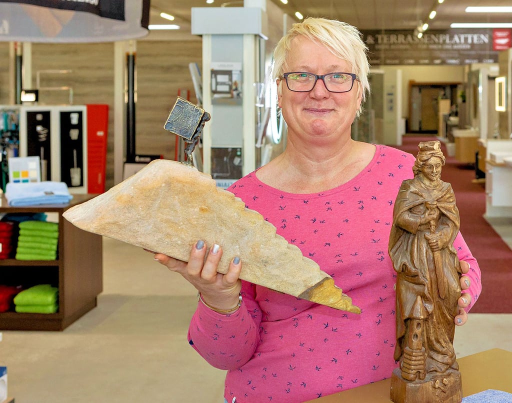 Miriam Thielsch präsentiert ihren ersten (Heilige Barbara der Mibrag) und den aktuellen Preis (Dauerbrenner) in ihrem Haustechnikgeschäft in Näthern.