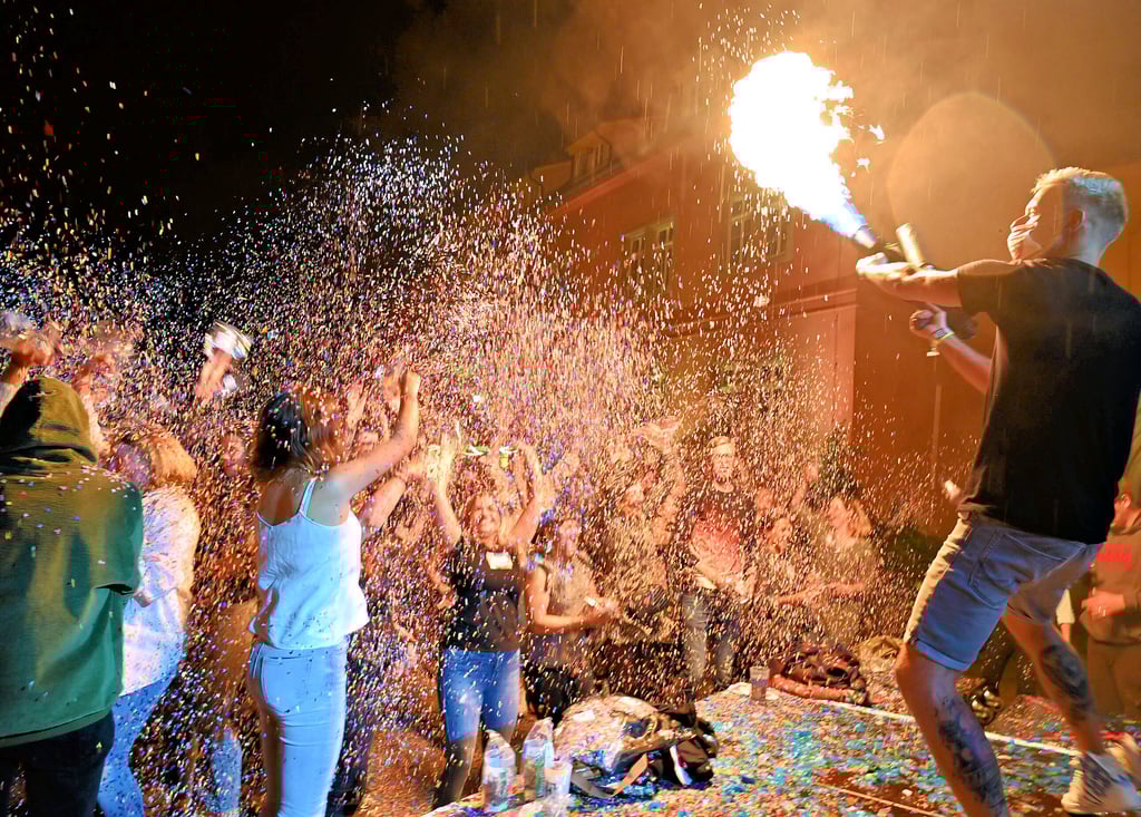 Zum Auftakt des Schlossfestes 2022 in Droyßig stand eine Konfettiparty auf dem Programm.