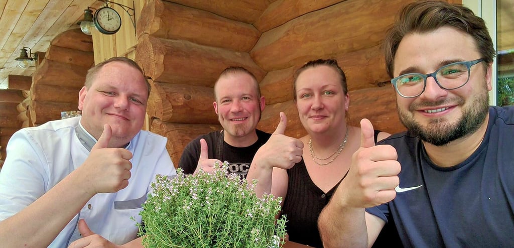 Über den Zuwachs im Küchenteam sind Jonathan Müller (von rechts), Sabrina Günther und Sebastian Müller glücklich. Mathias Strübing aus Burg ist seit Kurzem Koch im Restaurant "Zum Indianer".