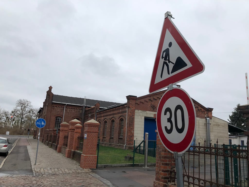 An der Kreuzung Helmut-Kohl und Wasserwerkstraße wird demnächst gebaut.
