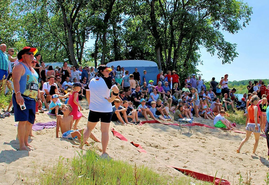 Schaulustige feuern beim Schlauchbootrennen zum Ehlefest im Jahr 2019 die Teams an.
