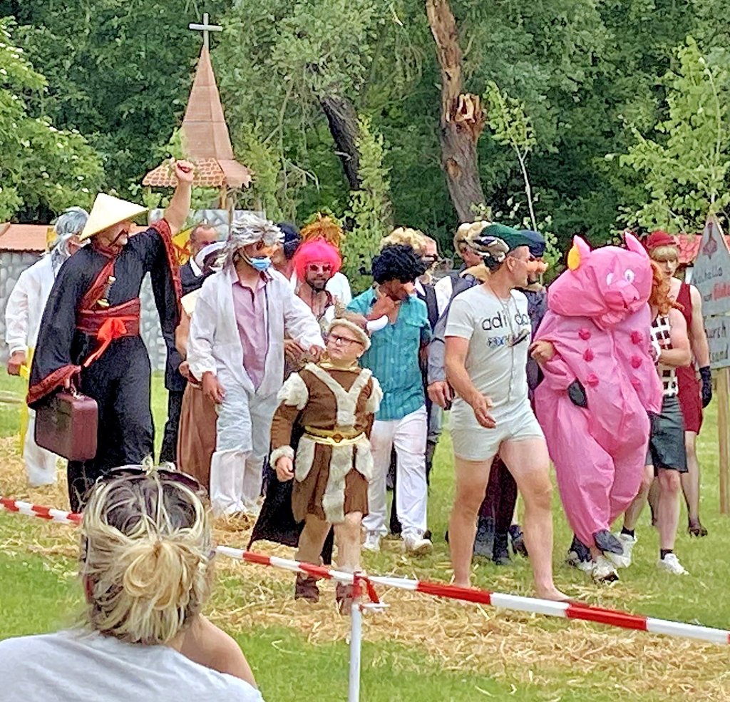 Mit Hilfe der Sau konnten die bösen Wikinger aus Strenznaundorf vertrieben werden.
