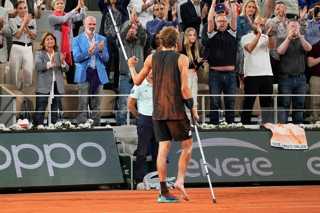 Alexander Zverev musste bei den French Open sein Spiel gegen Rafael Nadal wegen einer Fußverletzung aufgeben.