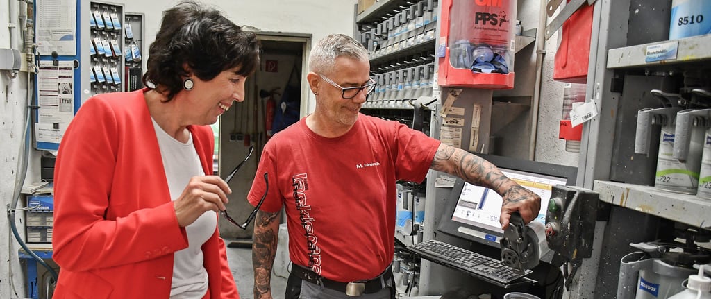 Michael Heinrich erläutert Viola Tiepelmann, wie das mit dem Mischen der Farben so funktioniert. Farbnummern spielen hier eine wichtige Rolle.