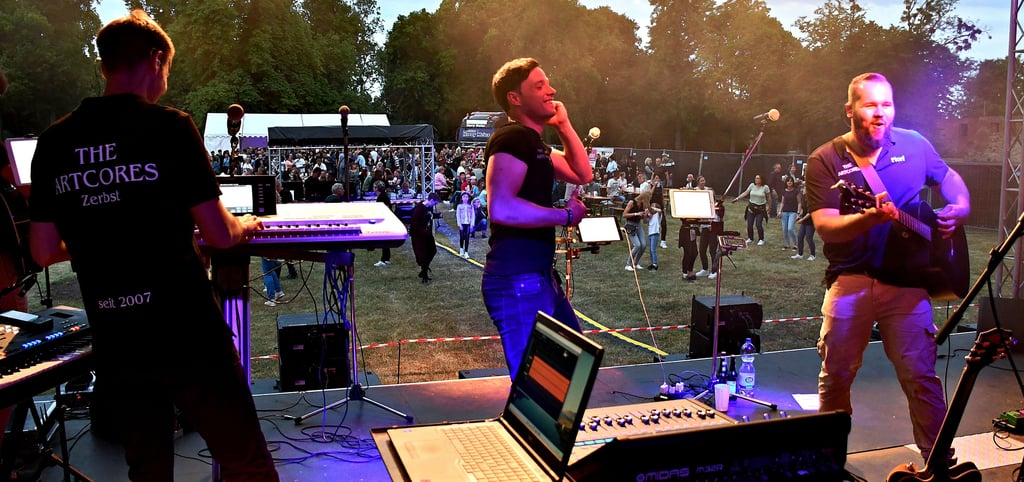 Florian Straube, Sebastian Faßbutter, Florian Markmann (v.l.), (nicht im Bild) E-Gitarrist Vincent Neumann, Bassist Sascha Prange und Schlagzeuger Lukas Bergholz rockten wie immer gemeinsam die Bühne.