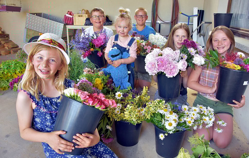 Valarie (v.l.), Justus, Ella, Julien, Lea und Josie präsentieren stolz die vielen Blumen, die sie am Sonnabendvormittag in Klinze gesammelt haben. Mit den Blumen wird die Krone des Fiesmeiers geschmückt.