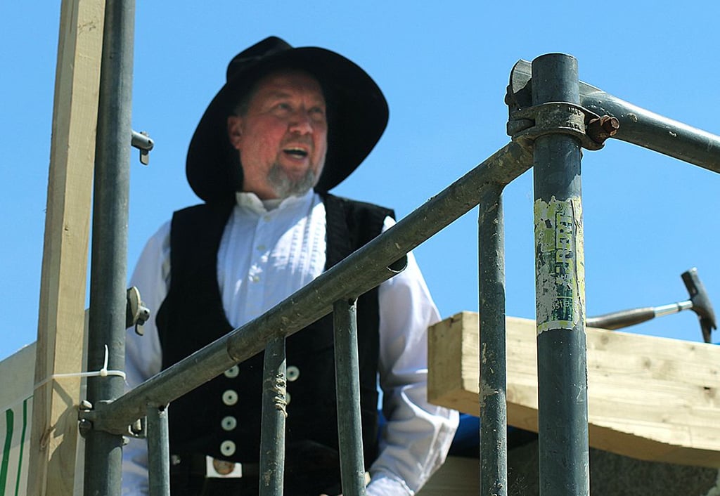 Bevor der letzte Nagel ins Gebälk des Dachstuhls kam, sprach Zimmermann Andreas Bestehorn den Richtspruch.