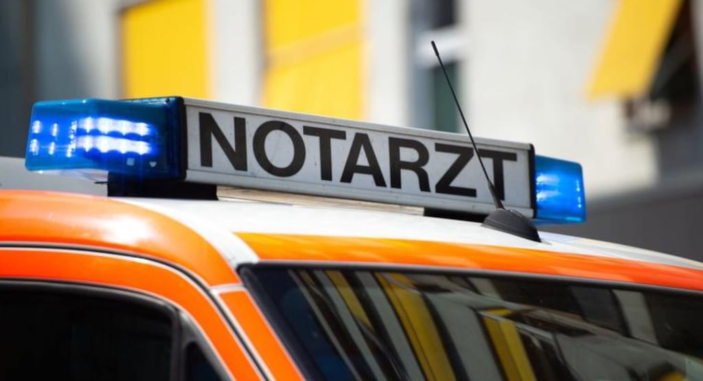 Ein Notarzt im Einsatz zu einem Notfall ist in Burg im Jerichower Land verunglückt. Symbolbild: