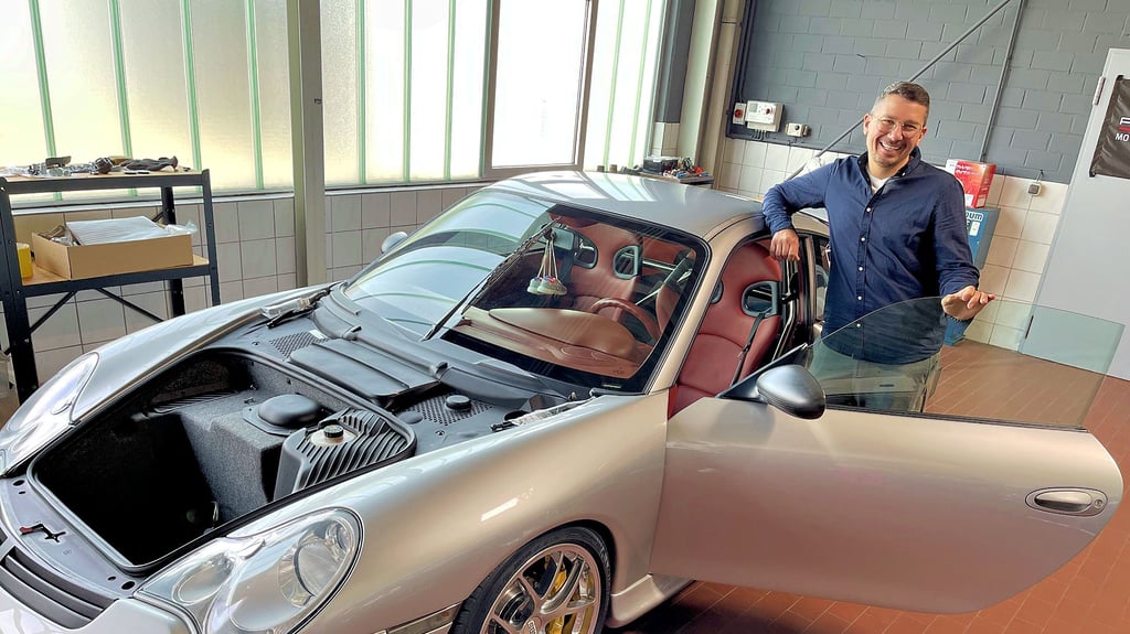 Vitaly Vavilov mit seinem alten Porsche 911 in der Werkstatt seiner Firma „Scuderia V“ in Staßfurt, mit dem er einst in Finnland noch Rennen gefahren ist. Heute wird der Schlitten als Testwagen für neue Komponenten genutzt.