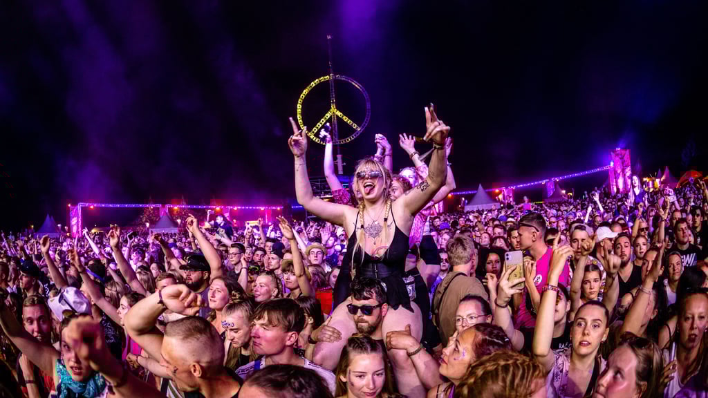 Ausgelassene Stimmung vor der Hauptbühne