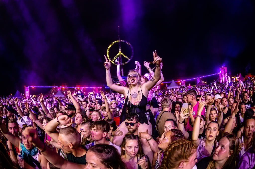 Ausgelassene Stimmung vor der Hauptbühne