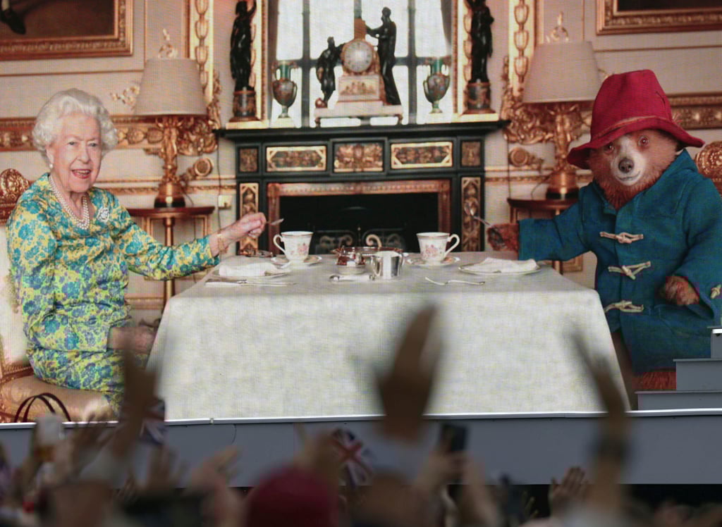 Queen Elizabeth II. im Plausch mit Comic-Bär Paddington. Es ging auch um Marmeladenbrote.
