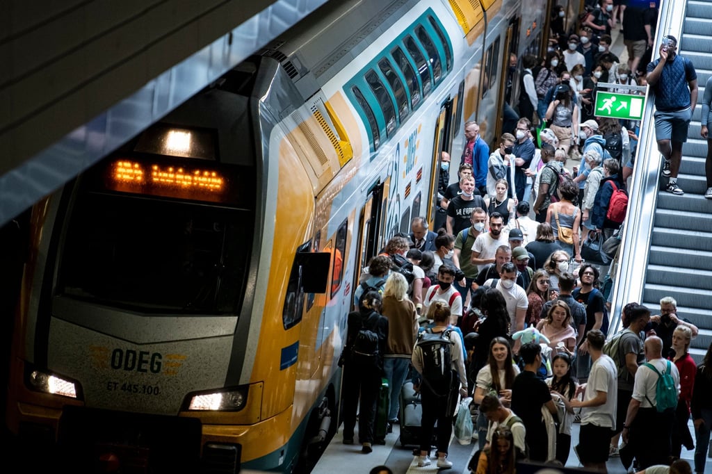 Ein voller Bahnsteig am Berliner Hauptbahnhof.