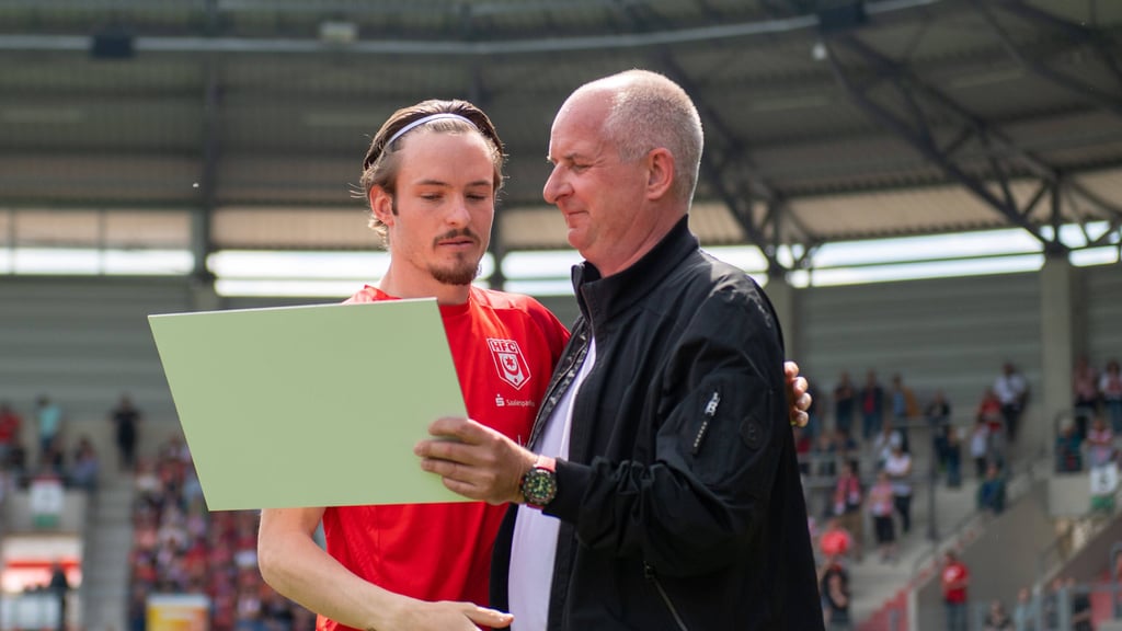 Niklas Kastenhofer wurde beim HFC-Heimspiel gegen Wehen Wiesbaden von Präsident Jens Rauschenbach verabschiedet.