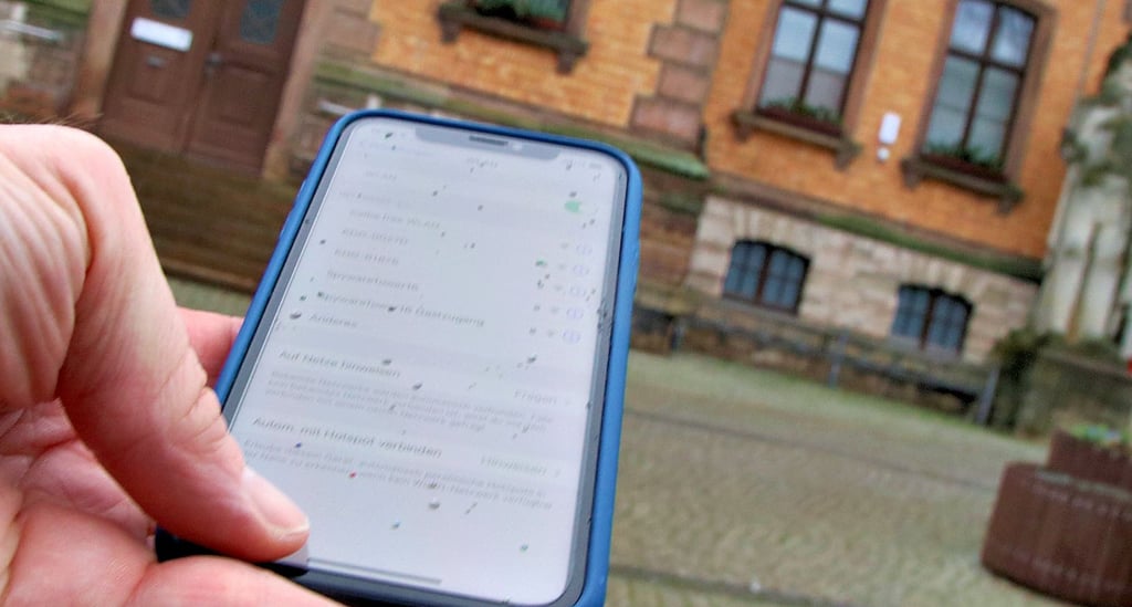 Öffentliche Hotspots gibt es an mehreren Stellen in Calbe, hier vor dem Rathaus auf dem Marktplatz. Die Bürger können kostenlos das Internet nutzen.