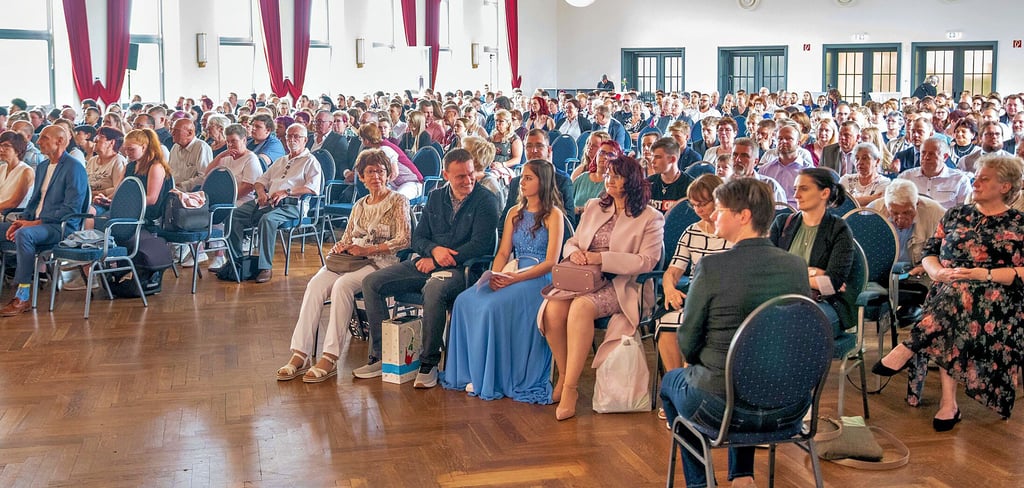 Den Schritt in den neuen Lebensabschnitt gehen die Mädchen nd Jungen gemeinsam mit Eltern, Verwandten und Freunden.