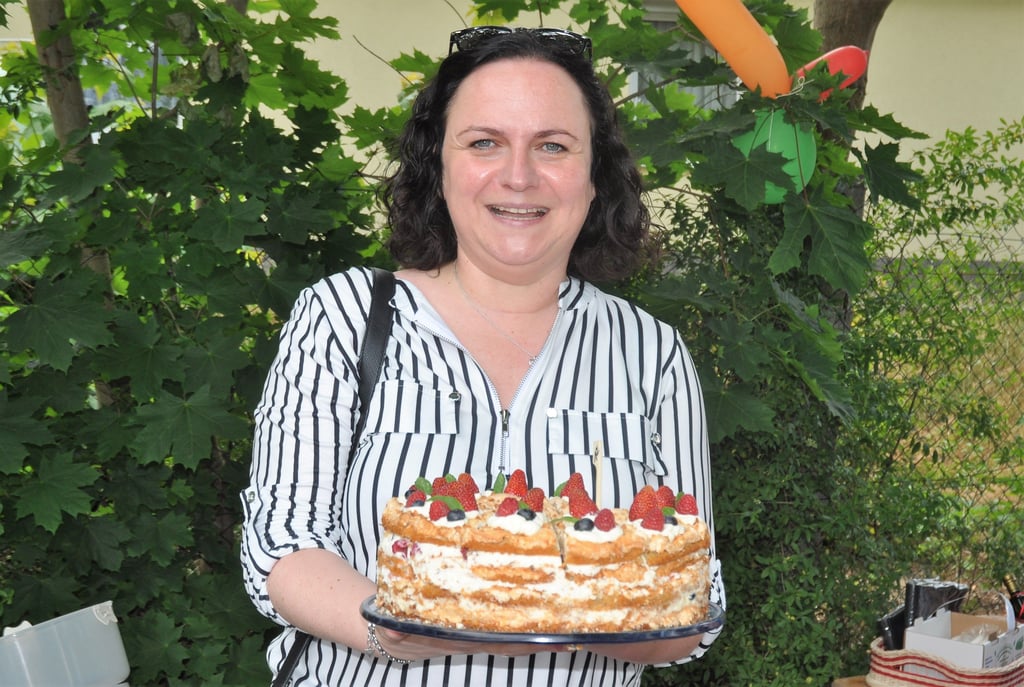 Sandra Lendner präsentiert am Pfingstmontag ihre Sieger-Kreation beim traditionellen Buchweizentorten-Wettbewerb.