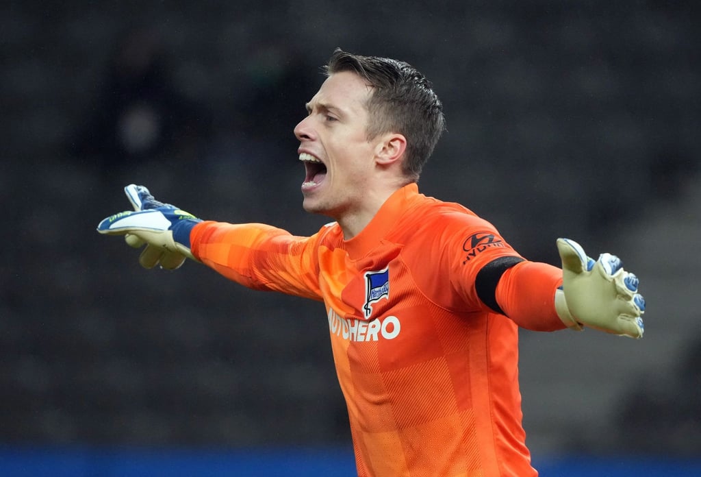 Medienberichten zufolge ist der FC Schalke 04 an Herthas Torwart Alexander Schwolow interessiert.