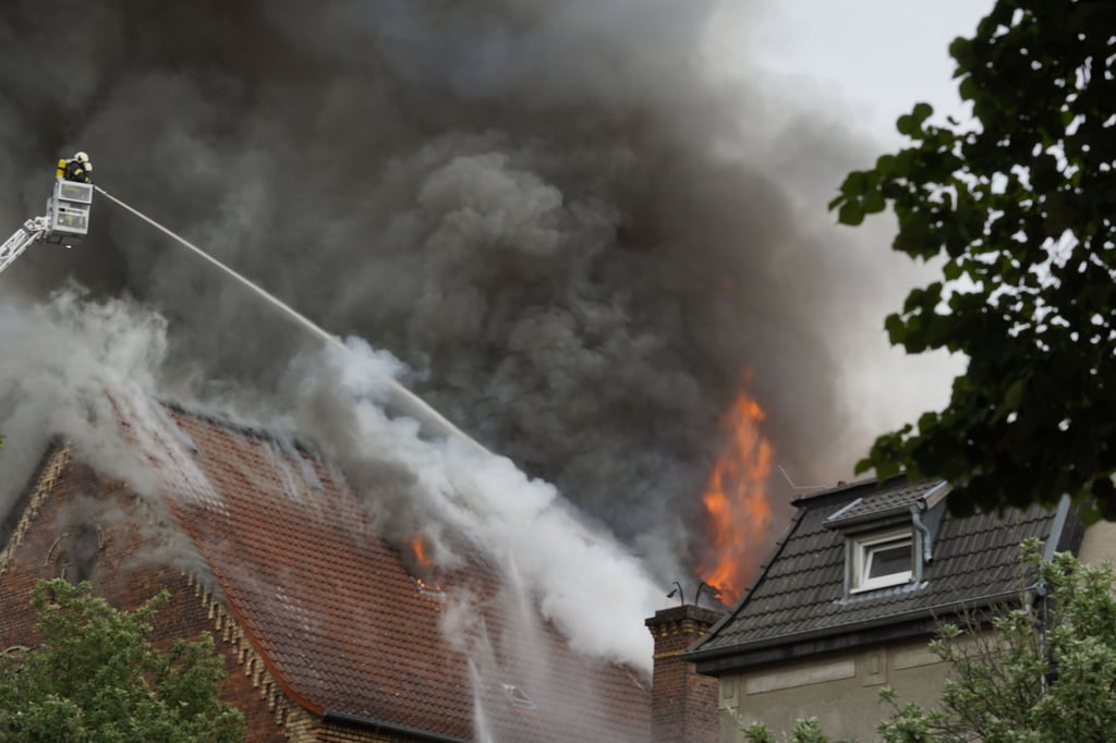 Löscharbeiten an der Malzfabrik in Köthen. Das Gebäude ist am Pfingstmontag in Flammen aufgegangen.