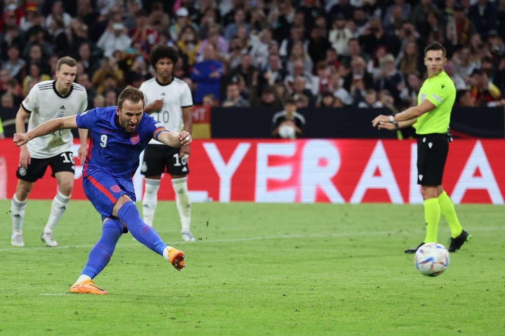 Englands Harry Kane erzielt per Elfmeter das Tor zum 1:1.