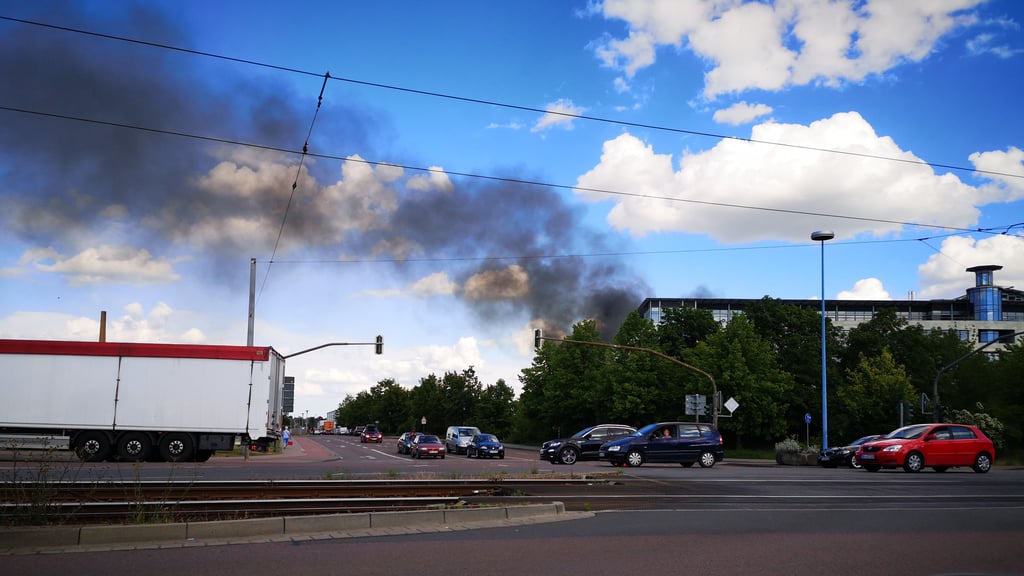 In Halle hat ein Radlager auf einem Wertstoffhof Feuer gefangen.
