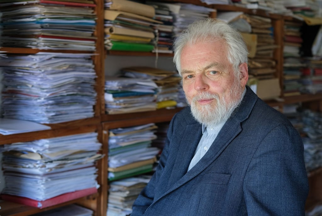 Lutz Rathenow in seinem Büro in Berlin.