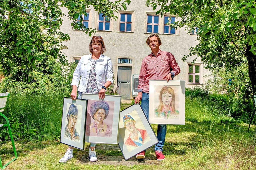 Cornelia Wegner übergibt im Namen der Erbengemeinschaft Wenzel mehrere Schülerporträts ihres verstorbenen Vaters Manfred Wenzel an den Geschäftsführer der Cranach-Stiftung Wittenberg, Stefan Kretschmar.