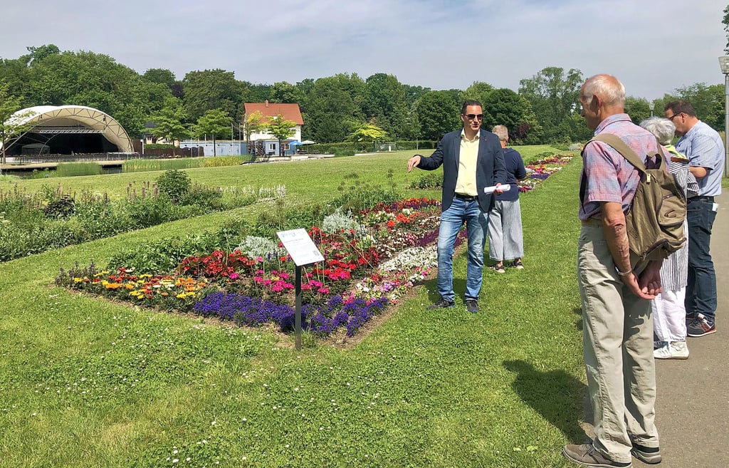 Matthias Laue (li.) erläuterte bei einer interessanten und unterhaltsamen Führung, was der „LoRa-Park“ ist und wie die Sensoren funktionieren.