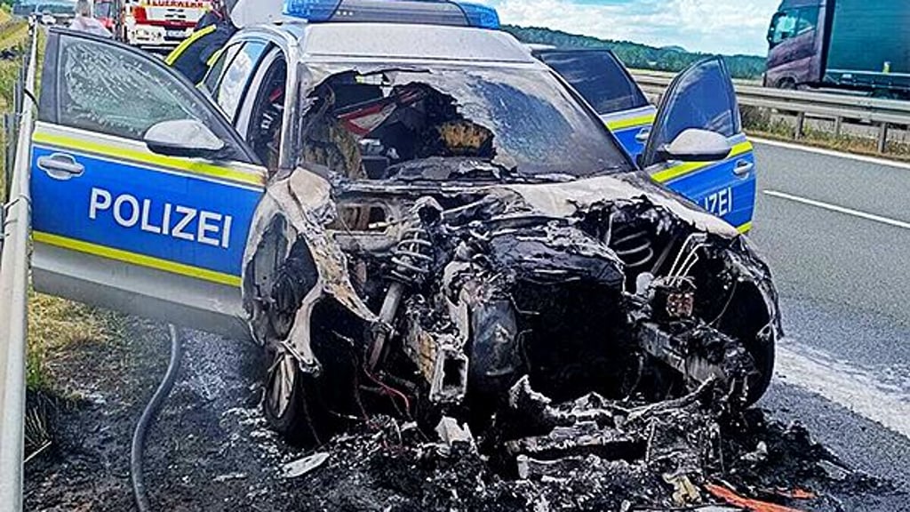 Totalschaden am Polizeifahrzeug. Der Streifenwagen fing im Motorraum Feuer.