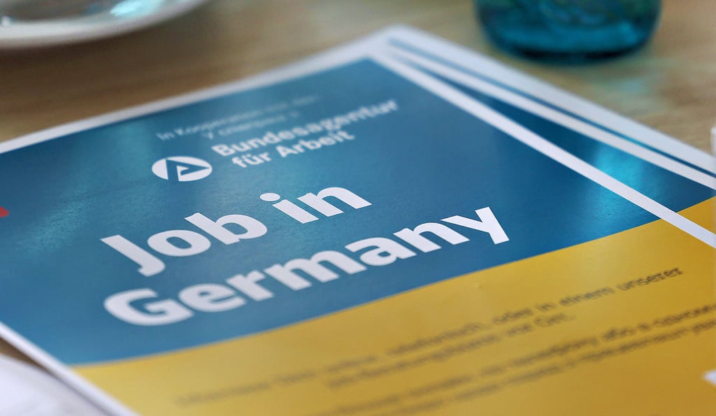 Integration über die Aufnahme einer Beschäftigung: Mit dem so genannten Rechtskreiswechsel – dem Wechsel der Zuständigkeit von der Ausländerbehörde zum Jobcenter – haben geflüchtete Erwerbsfähige aus der Ukraine die Möglichkeit, auf dem Arbeitsmarkt vermittelt zu werden.