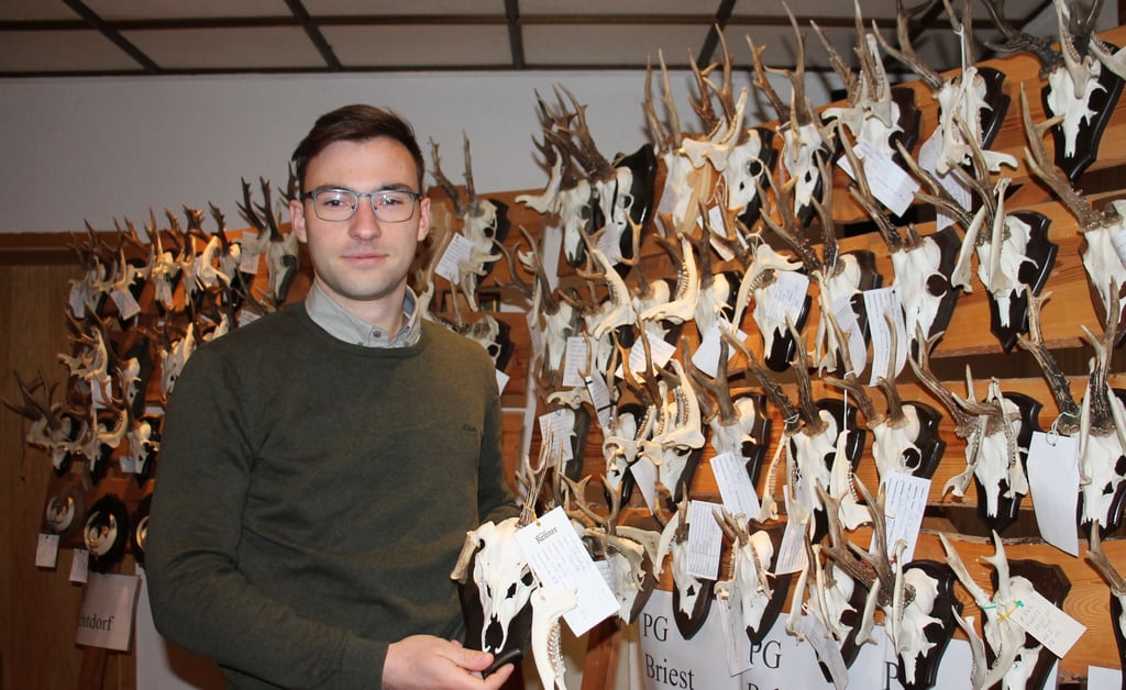 Jäger Leon Spring aus Hüselitz bei Tangerhütte mit der Trophäe eines etwa zwei Jahre alten Rehbocks: Das Gehörn des Tieres war verformt. Vermutet wird von Wolfs.
