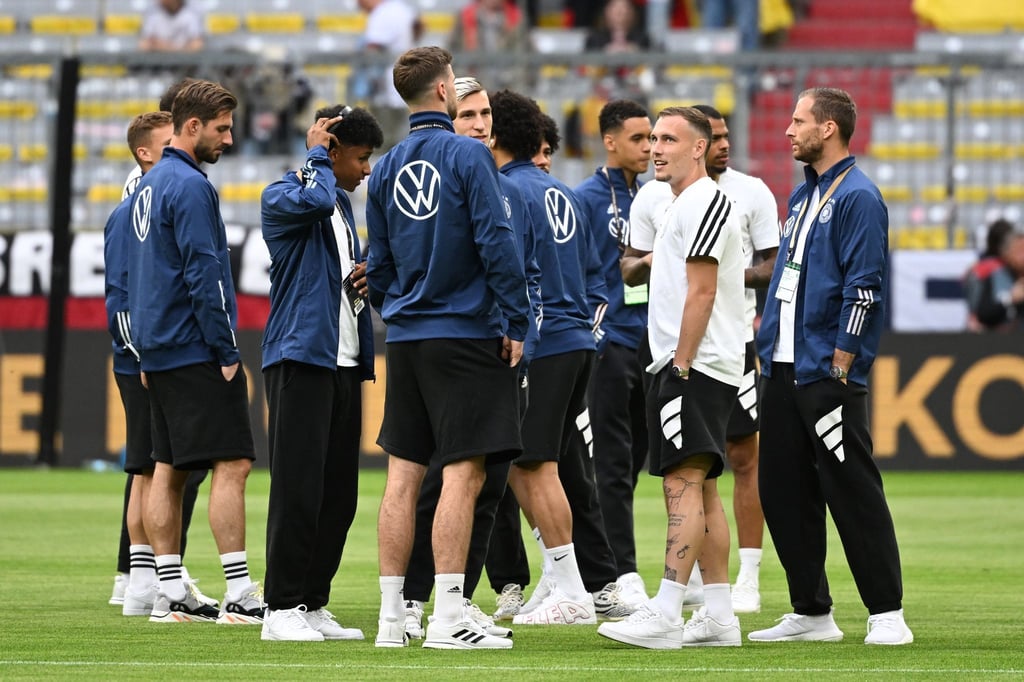 Vor dem Spiel gegen England besichtigen die deutschen Nationalspieler den Platz.
