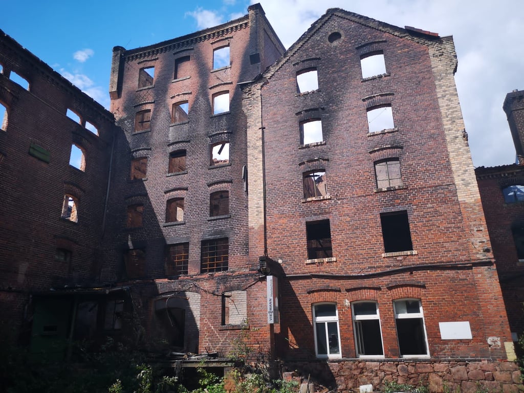 Die Ruine der abgebrannten Malzfabrik in Köthen.
