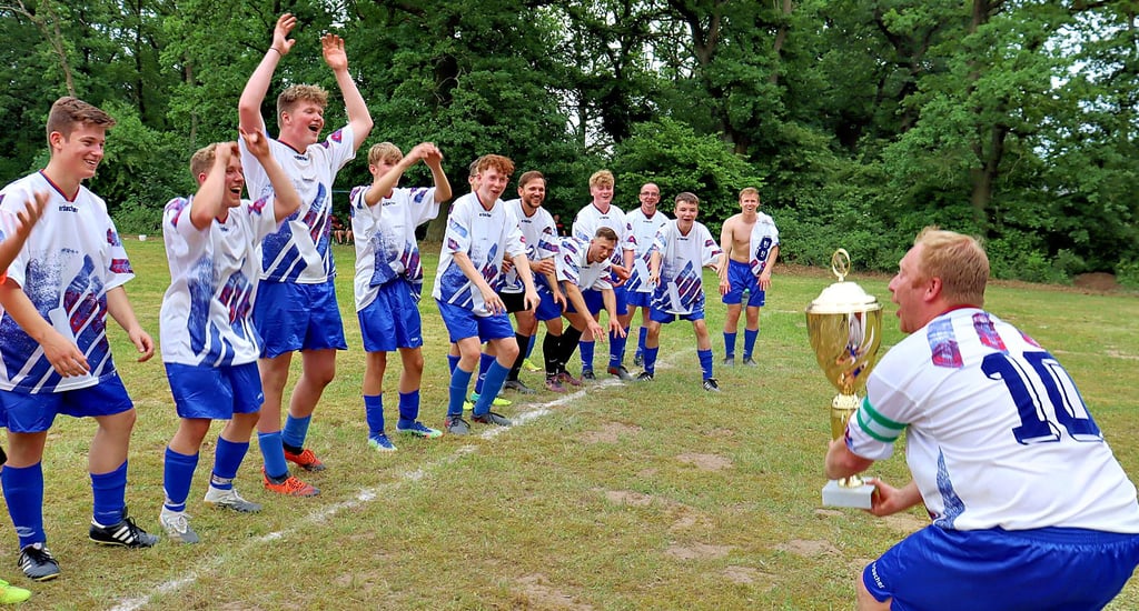 Das Indorf bejubelte beim Pfingstfest in Steimke einen klaren Sieg gegen das Vordorf. Patrick Sacher stemmte den Wanderpokal in die Höhe.