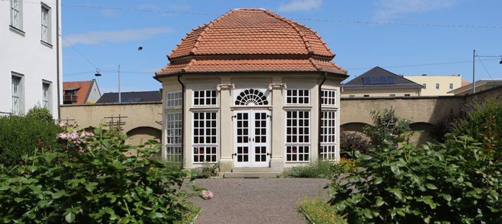 Der Novalis-Pavillon in Weißenfels soll auf der Rückseite eine neue Leuchtwerbung erhalten.