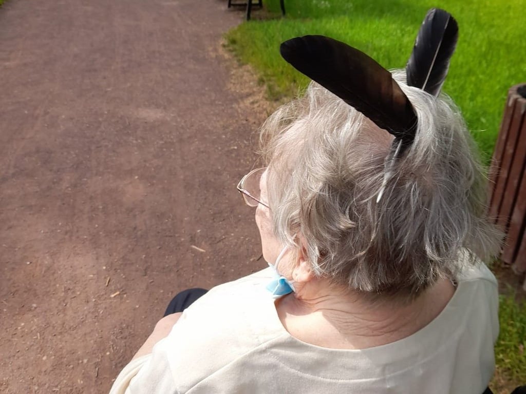 Erlebnisse und Spaß stehen bei den Ausflügen im Vordergrund. MiDoCare Tagespflege beim Sommerspaziergang im Park.