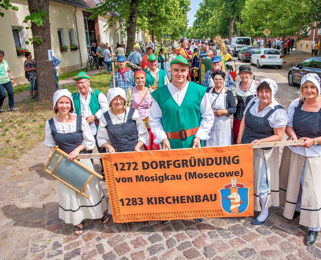 Mit seinem Festumzug blickte Mosigkau am Pfingstsonntag auf 750 Jahre Dorfgeschichte zurück.